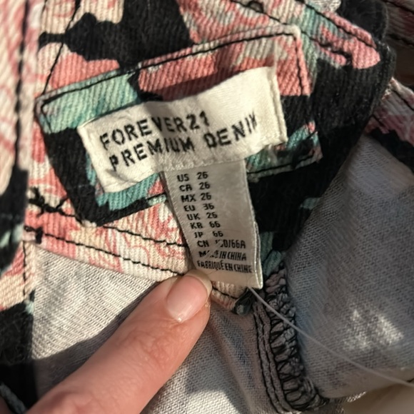 Forever 21 distressed short overalls - size US26 - Picture 3 of 3